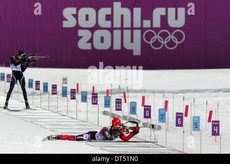 Sotchi, Krasnodar, Russie. Feb 8, 2014. . Scott PERRAS (CAN) shoots pendant le Biathlon hommes 10km Sprint au ski de fond Laura &AMP ; Centre de biathlon - XXII jeux olympiques d'hiver Banque D'Images