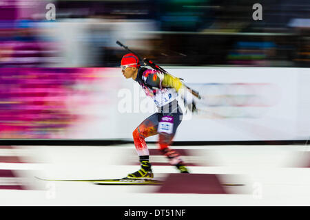 Sotchi, Krasnodar, Russie. Feb 8, 2014. . REN Long (RCS) en action pendant la Biathlon hommes 10km Sprint au ski de fond Laura &AMP ; Centre de biathlon - XXII jeux olympiques d'hiver Banque D'Images