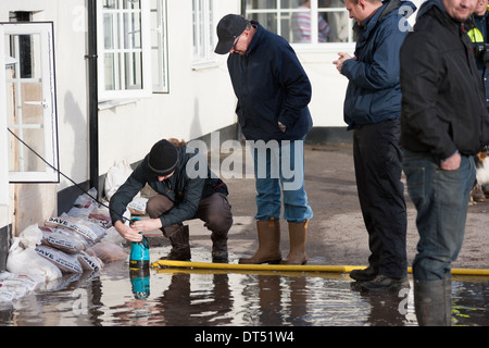 L'eau est pompée hors de la Taverne Ferry inondées dans Cheshire pendant les marées extrêmement élevé en janvier 2014. Banque D'Images