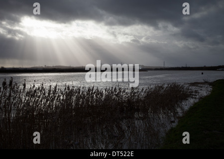 Les rives de la rivière Mersey dans Cheshire pendant les marées exceptionnellement élevé en janvier 2014. Banque D'Images