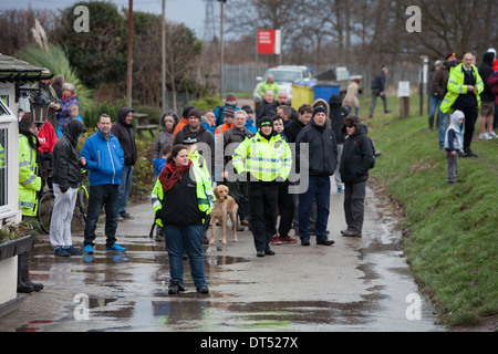 Le personnel de l'Agence de l'environnement sur l'apparence que la police garder les spectateurs de rentrer de l'eau d'inondation dans le Cheshire. Banque D'Images