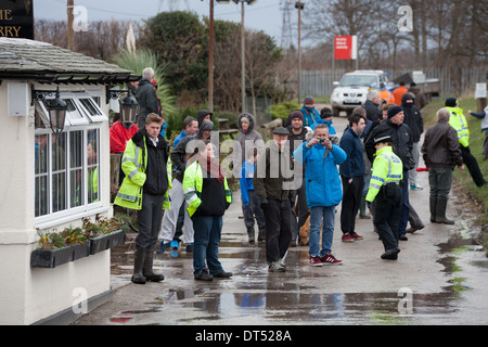 Le personnel de l'Agence de l'environnement sur l'apparence que la police garder les spectateurs de rentrer de l'eau d'inondation dans le Cheshire. Banque D'Images