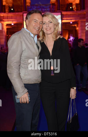 Berlin, Allemagne. 07Th Feb 2014. L'actrice allemande Maria Furtwaengler et producteur Nico Hofmann posent au cours de la 'Blue Hour' lors de la 64e Berlinale à Berlin, Allemagne, 07 février 2014. Les célébrités du cinéma et de la télévision ont été invités à la réception traditionnelle par l'ARD et Degeto Film pour la Berlinale. Photo : BRITTA PEDERSEN/dpa/Alamy Live News Banque D'Images