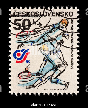 Timbre-poste de la Tchécoslovaquie illustrant les joueurs de tennis. Banque D'Images