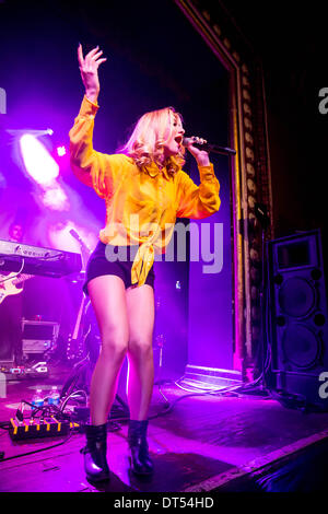 Detroit, Michigan, USA. Feb 8, 2014. American Pop Atrist AMY HEIDEMANN du groupe KARMIN effectuant sur leur PulsesTour à Saint Andrews Hall à Detroit, MI Février 2014 : 8e crédit Marc Nader/ZUMA/ZUMAPRESS.com/Alamy fil Live News Banque D'Images