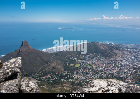 Vue de la ville du Cap en Afrique du Sud, la Montagne de la table, montrant de la tête de lion & Signal Hill, avec l'île de Robben en arrière-plan. Banque D'Images