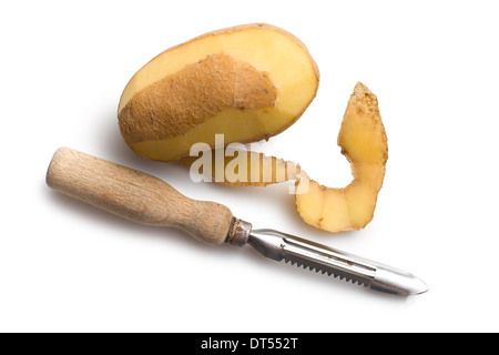 Pomme de terre épluchée avec de vieux éplucheuse de pommes de terre sur fond blanc Banque D'Images