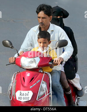 Bangalore, Inde. Le 08 février, 2014. Une famille se déplace sur un scooter à Bangalore, Inde, 08 février 2014. Gauck est en Inde sur une visite d'Etat de six jours. Photo : WOLFGANG KUMM/dpa/Alamy Live News Banque D'Images