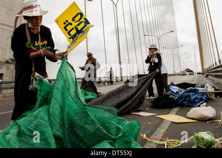 Bangkok, Thaïlande. 05 févr., 2014. Les manifestants, font leurs tentes sur le Pont Rama VIII à Bangkok, Thaïlande, 05 février 2014. Ils ont été bloquer le pont depuis le 13 janvier 2014. De nombreux manifestants ont déplacé vers le Parc Lumphini est le plus important camp de protestation à Bangkok. Photo : Sebastian Backhaus/dpa/Alamy Live News Banque D'Images