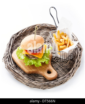 Burger et frites en panier sur fond blanc Banque D'Images