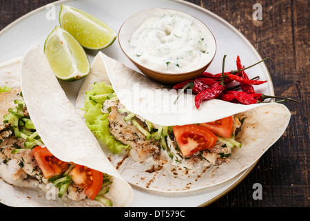 Les tortillas rempli de poulet et légumes frais close-up Banque D'Images