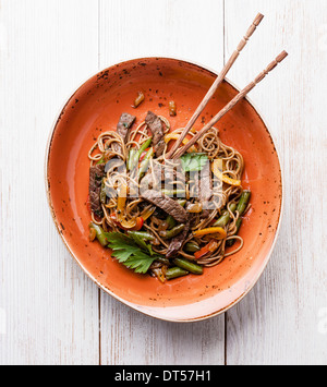 Yakisoba nouilles frites avec du boeuf sur plaque rouge Banque D'Images