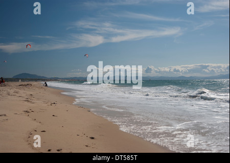 La plage de Los Lances à Tarifa. Au loin, les côtes du Maroc, l'Afrique est visible. Kitesurfers et windsurfers sont voile Banque D'Images
