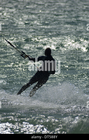 Un kitesurfeur appréciant les vagues et vent frais à Tarifa, Espagne Banque D'Images