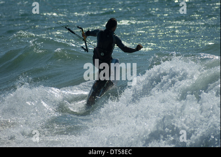Un kitesurfeur appréciant les vagues et vent frais à Tarifa, Espagne Banque D'Images