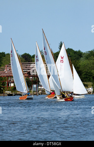 Voile sur le large près de Lowestoft Oulton Banque D'Images