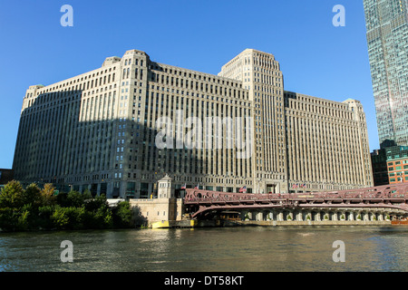 Merchandise Mart, sur la rivière Chicago, Chicago, Illinois Banque D'Images