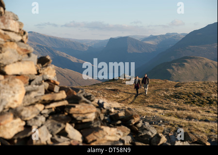 Un couple en train de marcher jusqu'Blake est tombé. La photo est prise depuis le sommet à la recherche vers le bas. Buttermere est visible en arrière-plan. Banque D'Images