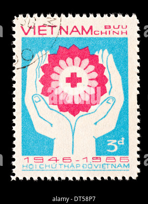 Timbre-poste émis en provenance du Vietnam pour la Croix-Rouge vietnamienne. Banque D'Images