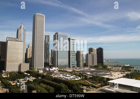 View of skyscrapers, Millennium Park et le lac Michigan à partir de la falaise citadins Club, Chicago, Illinois Banque D'Images