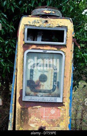 Ancienne et Rusty pompes à essence sur le côté de la route Banque D'Images