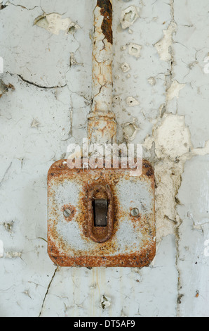 Abandon de paysage urbain aperçu de l'interrupteur d'éclairage électrique rouillée unique prise et wall Banque D'Images