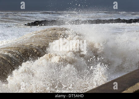 West Bay, Bridport, Dorset, Royaume-Uni. Feb 8, 2014. D'énormes vagues s'écraser sur l'esplanade de la baie de l'Ouest au cours d'une tempête féroce comme un système frontal apporte force de coup de vent au Royaume-Uni. Les niveaux de crédit : Photography/Alamy Live News Banque D'Images