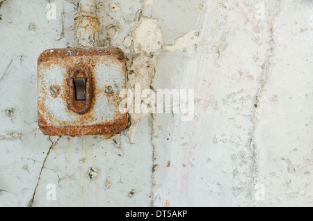 Abandon de paysage urbain aperçu de l'interrupteur d'éclairage électrique rouillée unique prise et wall Banque D'Images