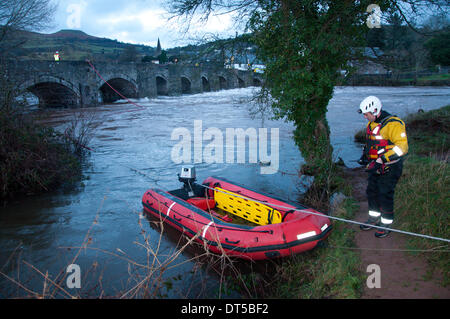 Crickhowell, Powys, Wales, UK. 9 février 2014.Les membres du service incendie centrale de Swansea au pont sur la rivière Usk à Crickhowell, Powys, Pays de Galles. Un canoéiste a disparu aujourd'hui vers midi lorsqu'il n'a pas réussi à revenir après le canoë avec un petit groupe de canoéistes sur la rivière Usk près de Llangynidr au Pays de Galles. Credit : Graham M. Lawrence/Alamy Live News. Banque D'Images