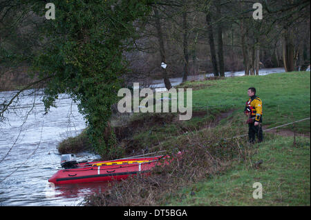 Crickhowell, Powys, Wales, UK. 9 février 2014.Les membres du service incendie centrale de Swansea au pont sur la rivière Usk à Crickhowell, Powys, Pays de Galles. Un canoéiste a disparu aujourd'hui vers midi lorsqu'il n'a pas réussi à revenir après le canoë avec un petit groupe de canoéistes sur la rivière Usk près de Llangynidr au Pays de Galles. Credit : Graham M. Lawrence/Alamy Live News. Banque D'Images