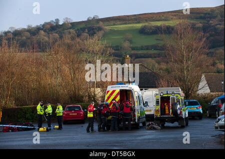 Llangynidr, Powys, Wales, UK. 9 février 2014. Les membres de l'équipe de sauvetage Brecon Mountain à la salle des fêtes centre d'opérations. Un canoéiste a disparu aujourd'hui vers midi lorsqu'il n'a pas réussi à revenir après le canoë avec un petit groupe de canoéistes sur la rivière Usk près de Llangynidr au Pays de Galles. Credit : Graham M. Lawrence/Alamy Live News. Banque D'Images