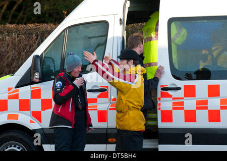 Llangynidr, Powys, Wales, UK. 9 février 2014. Les membres de l'équipe de sauvetage Brecon Mountain à la salle des fêtes centre d'opérations. Un canoéiste a disparu aujourd'hui vers midi lorsqu'il n'a pas réussi à revenir après le canoë avec un petit groupe de canoéistes sur la rivière Usk près de Llangynidr au Pays de Galles. Credit : Graham M. Lawrence/Alamy Live News. Banque D'Images