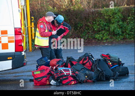 Llangynidr, Powys, Wales, UK. 9 février 2014. Les membres de l'équipe de sauvetage Brecon Mountain à la salle des fêtes centre d'opérations. Un canoéiste a disparu aujourd'hui vers midi lorsqu'il n'a pas réussi à revenir après le canoë avec un petit groupe de canoéistes sur la rivière Usk près de Llangynidr au Pays de Galles. Credit : Graham M. Lawrence/Alamy Live News. Banque D'Images