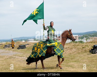 Le chevalier s'apprête à duel au cours de l'assemblée annuelle tenue à l'époque médiévale, le Musée de l'Kulturhistoriska Hallands à Varberg, Suède. Banque D'Images