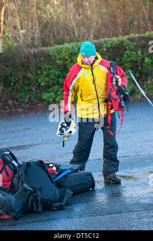 Llangynidr, Powys, Wales, UK. 9 février 2014. Les membres de l'équipe de sauvetage Brecon Mountain à la salle des fêtes centre d'opérations. Un canoéiste a disparu aujourd'hui vers midi lorsqu'il n'a pas réussi à revenir après le canoë avec un petit groupe de canoéistes sur la rivière Usk près de Llangynidr au Pays de Galles. Credit : Graham M. Lawrence/Alamy Live News. Banque D'Images