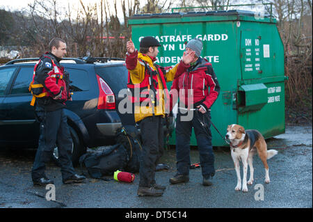 Llangynidr, Powys, Wales, UK. 9 février 2014. Les membres de l'équipe de sauvetage Brecon Mountain à la salle des fêtes centre d'opérations. Un canoéiste a disparu aujourd'hui vers midi lorsqu'il n'a pas réussi à revenir après le canoë avec un petit groupe de canoéistes sur la rivière Usk près de Llangynidr au Pays de Galles. Credit : Graham M. Lawrence/Alamy Live News. Banque D'Images