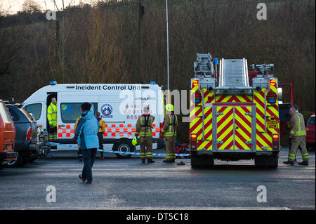 Llangynidr, Powys, Wales, UK. 9 février 2014. Les équipes de sauvetage sur le pont sur la rivière Usk à Crickhowell, Powys, Pays de Galles. Un canoéiste a disparu aujourd'hui vers midi lorsqu'il n'a pas réussi à revenir après le canoë avec un petit groupe de canoéistes sur la rivière Usk près de Llangynidr au Pays de Galles. Credit : Graham M. Lawrence/Alamy Live News. Banque D'Images