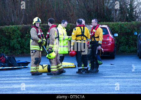 Llangynidr, Powys, Wales, UK. 9 février 2014. Les membres du service incendie Llandrindod Wells à l'operations center. Un canoéiste a disparu aujourd'hui vers midi lorsqu'il n'a pas réussi à revenir après le canoë avec un petit groupe de canoéistes sur la rivière Usk près de Llangynidr au Pays de Galles. Credit : Graham M. Lawrence/Alamy Live News. Banque D'Images