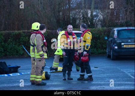 Llangynidr, Powys, Wales, UK. 9 février 2014. Les membres du service incendie Llandrindod Wells à l'operations center. Un canoéiste a disparu aujourd'hui vers midi lorsqu'il n'a pas réussi à revenir après le canoë avec un petit groupe de canoéistes sur la rivière Usk près de Llangynidr au Pays de Galles. Credit : Graham M. Lawrence/Alamy Live News. Banque D'Images