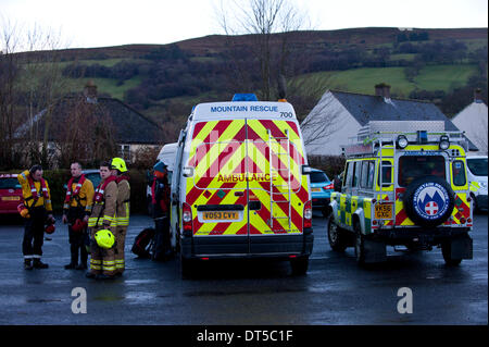 Llangynidr, Powys, Wales, UK. 9 février 2014. Les membres de l'équipe de sauvetage Brecon Mountain à la salle des fêtes centre d'opérations. Un canoéiste a disparu aujourd'hui vers midi lorsqu'il n'a pas réussi à revenir après le canoë avec un petit groupe de canoéistes sur la rivière Usk près de Llangynidr au Pays de Galles. Credit : Graham M. Lawrence/Alamy Live News. Banque D'Images