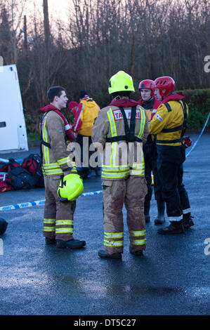 Llangynidr, Powys, Wales, UK. 9 février 2014. Les membres du service incendie Llandrindod Wells à l'operations center. Un canoéiste a disparu aujourd'hui vers midi lorsqu'il n'a pas réussi à revenir après le canoë avec un petit groupe de canoéistes sur la rivière Usk près de Llangynidr au Pays de Galles. Credit : Graham M. Lawrence/Alamy Live News. Banque D'Images