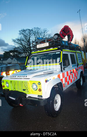 Llangynidr, Powys, Wales, UK. 9 février 2014. Les membres de l'équipe de sauvetage Brecon Mountain à la salle des fêtes centre d'opérations. Un canoéiste a disparu aujourd'hui vers midi lorsqu'il n'a pas réussi à revenir après le canoë avec un petit groupe de canoéistes sur la rivière Usk près de Llangynidr au Pays de Galles. Credit : Graham M. Lawrence/Alamy Live News. Banque D'Images