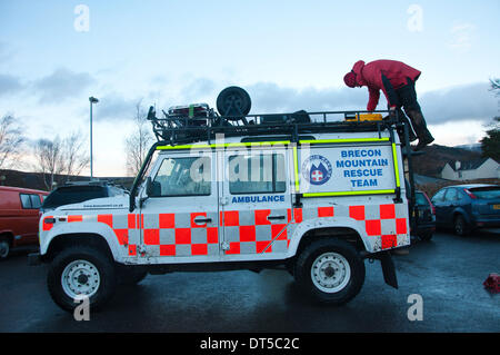 Llangynidr, Powys, Wales, UK. 9 février 2014. Les membres de l'équipe de sauvetage Brecon Mountain à la salle des fêtes centre d'opérations. Un canoéiste a disparu aujourd'hui vers midi lorsqu'il n'a pas réussi à revenir après le canoë avec un petit groupe de canoéistes sur la rivière Usk près de Llangynidr au Pays de Galles. Credit : Graham M. Lawrence/Alamy Live News. Banque D'Images