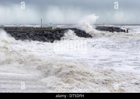 West Bay, Bridport, Dorset, Royaume-Uni Le samedi 8 février 2014 à 13:35hrs. D'énormes vagues s'écrasent dans le port de West Bay, au cours d'une tempête féroce comme un système frontal apporte force de coup de vent au Royaume-Uni. Les niveaux de crédit : Photography/Alamy Live News Banque D'Images