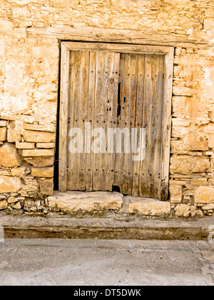 Une vieille porte en bois dans un immeuble traditionnel à Omodos, Chypre Banque D'Images