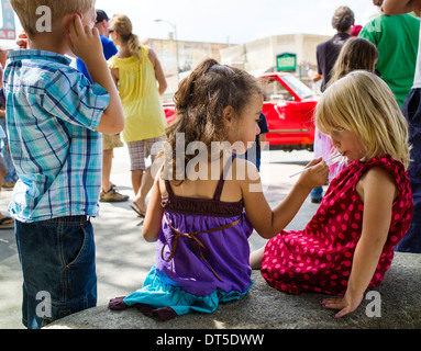 Les enfants à l'Ange de Shavano Car Show, collecteur de fonds pour Chaffee Comté Recherche & sauvetage sud, Salida, Colorado, USA Banque D'Images