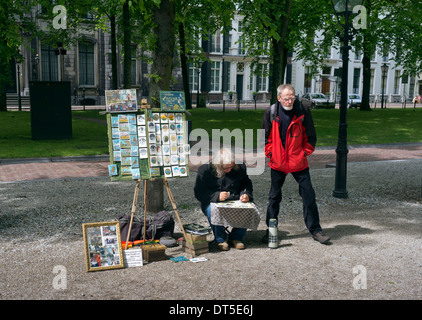 Un vendeur de rue, la vente de peintures miniatures (peint sur les carreaux) dans Lange Voorhout, La Haye (Den Haag) Pays-Bas (Nederla Banque D'Images