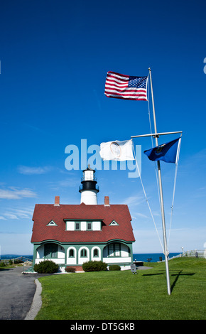 Phare de Portland Head et drapeau américain à Cape Elizabeth, Maine, États-Unis, Nouvelle-Angleterre, printemps, mer d'Amérique vintage, FS 10 MB 300 ppp Banque D'Images