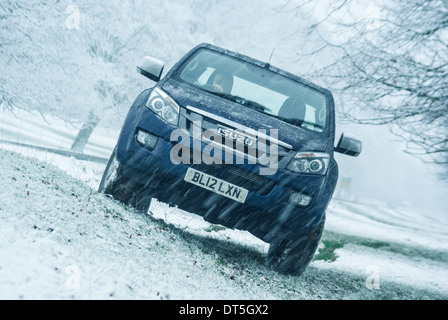 Isuzu Pickup Truck Driving Off Road dans la neige Banque D'Images