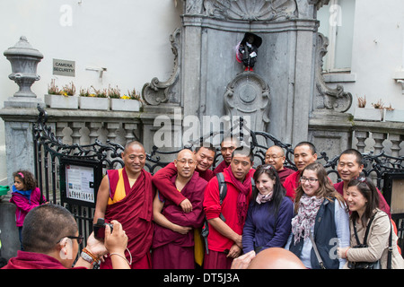 Les touristes se faisant passer pour des photos en face de la statue du Manneken Pis à Bruxelles Banque D'Images